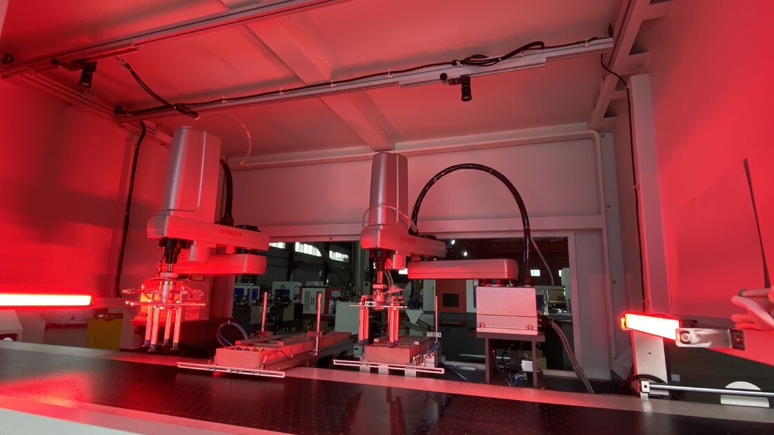 Çift besleme Çift şekillendirme Sert Kutusu Yapma Makinesi Hızlı Yüksek Hassasiyetli Tam Servo Kontrolü