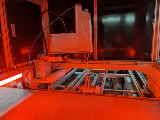 Dokunmatik ekran arayüzü olan PLC Otomatik konumlandırma makinesi Otomatik üretim hızı 35-45pcsmin